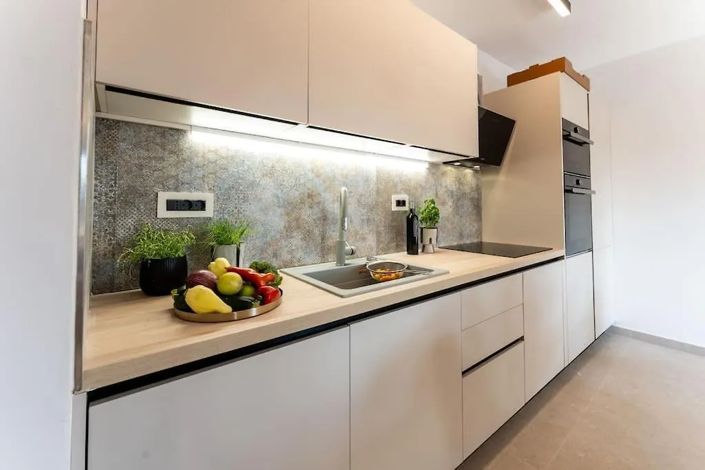 The Light On The Hill - 80M2 Luxury Apartment With Private Pool Vinkuran