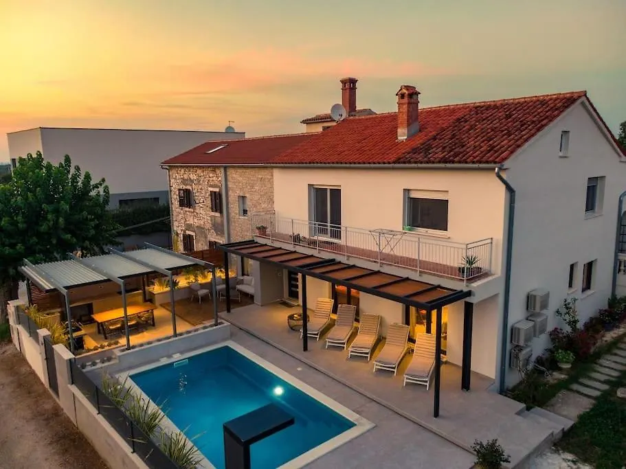 The Light On The Hill - 80M2 Luxury Apartment With Private Pool Vinkuran 0*,