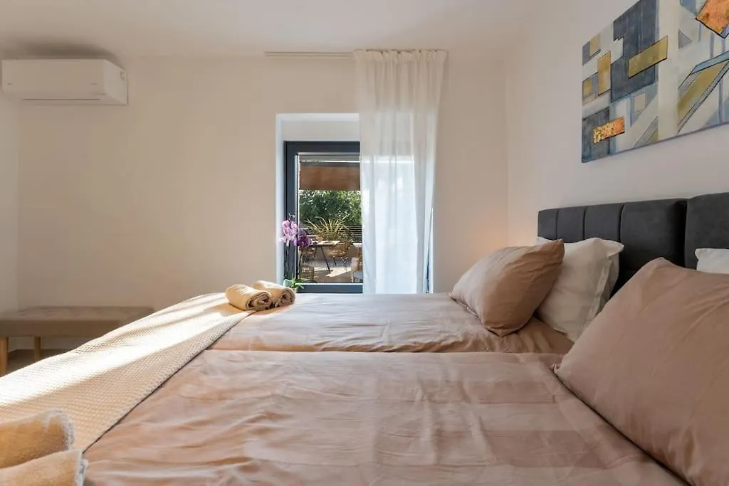 The Light On The Hill - 80M2 Luxury Apartment With Private Pool Vinkuran Croatia