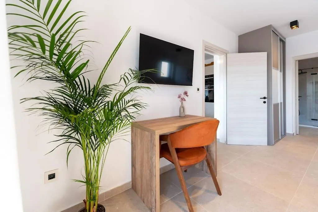 The Light On The Hill - 80M2 Luxury Apartment With Private Pool Vinkuran