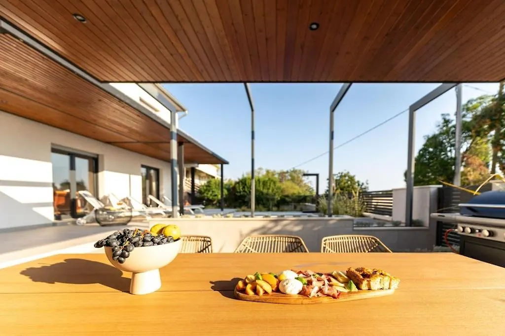 The Light On The Hill - 80M2 Luxury Apartment With Private Pool Vinkuran