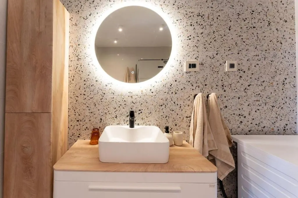 The Light On The Hill - 80M2 Luxury Apartment With Private Pool Vinkuran