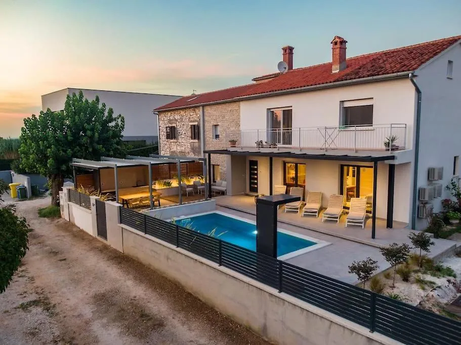 The Light On The Hill - 80M2 Luxury Apartment With Private Pool Vinkuran