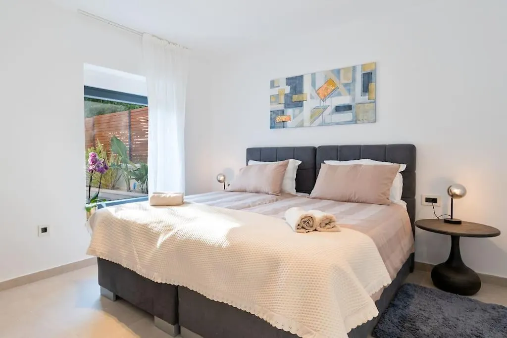 The Light On The Hill - 80M2 Luxury Apartment With Private Pool Vinkuran 0*,