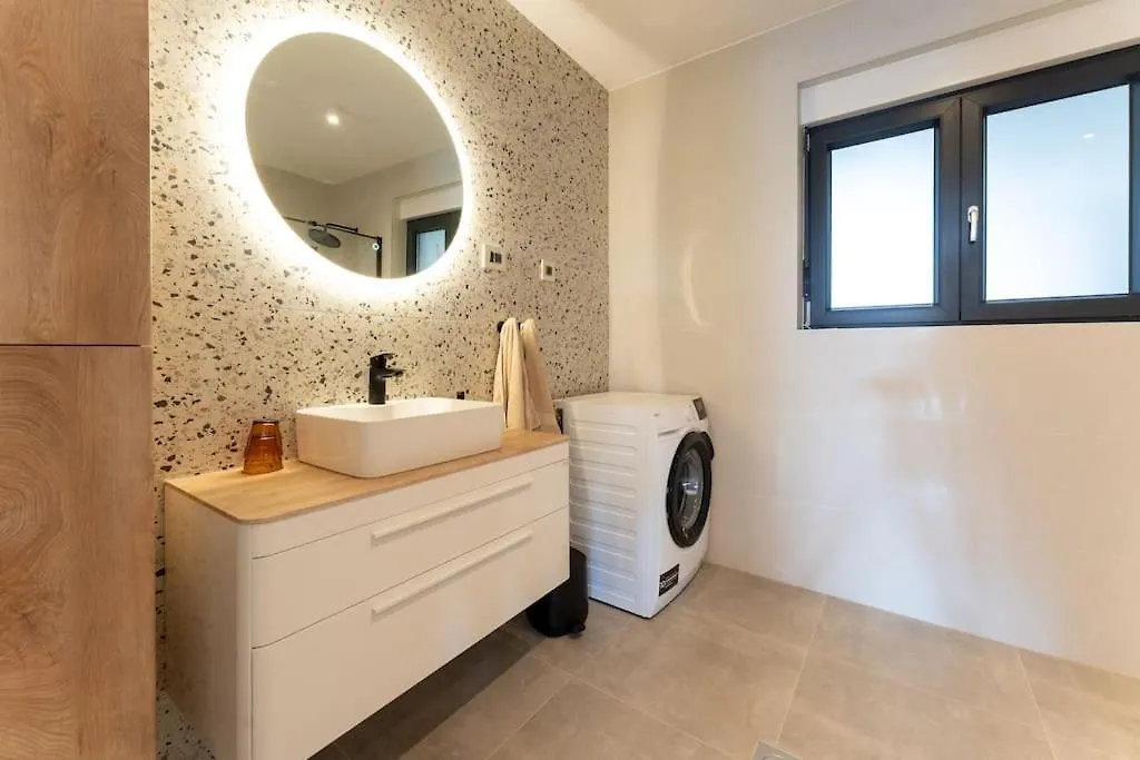 The Light On The Hill - 80M2 Luxury Apartment With Private Pool Vinkuran 0*,