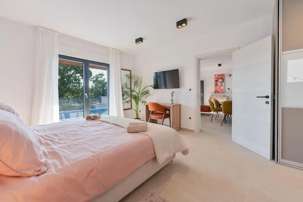 The Light On The Hill - 80M2 Luxury Apartment With Private Pool Vinkuran
