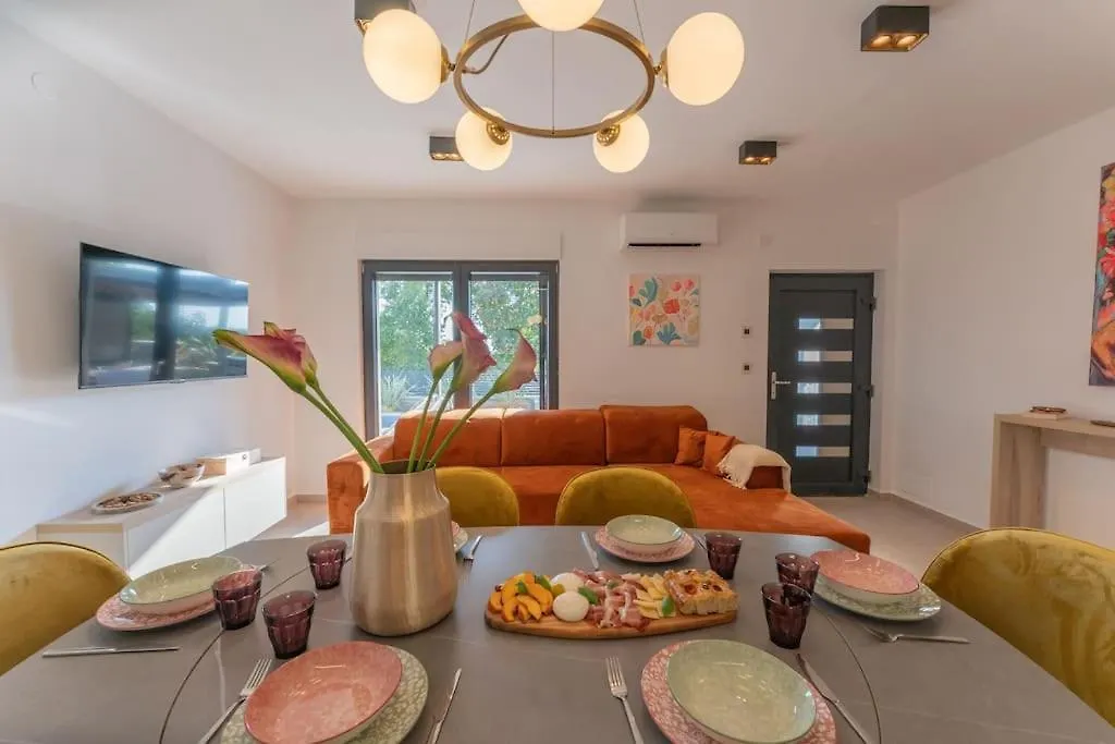 The Light On The Hill - 80M2 Luxury Apartment With Private Pool Vinkuran