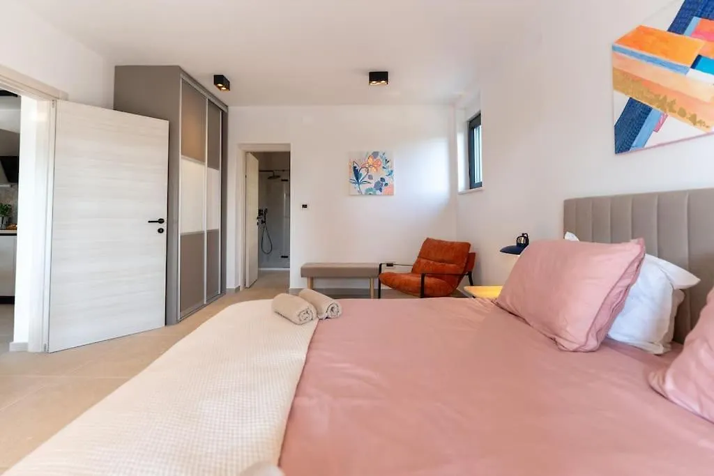 The Light On The Hill - 80M2 Luxury Apartment With Private Pool Vinkuran