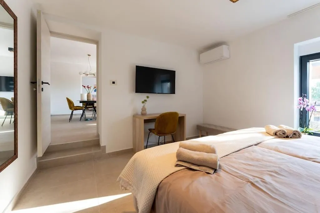 The Light On The Hill - 80M2 Luxury Apartment With Private Pool Vinkuran Croatia