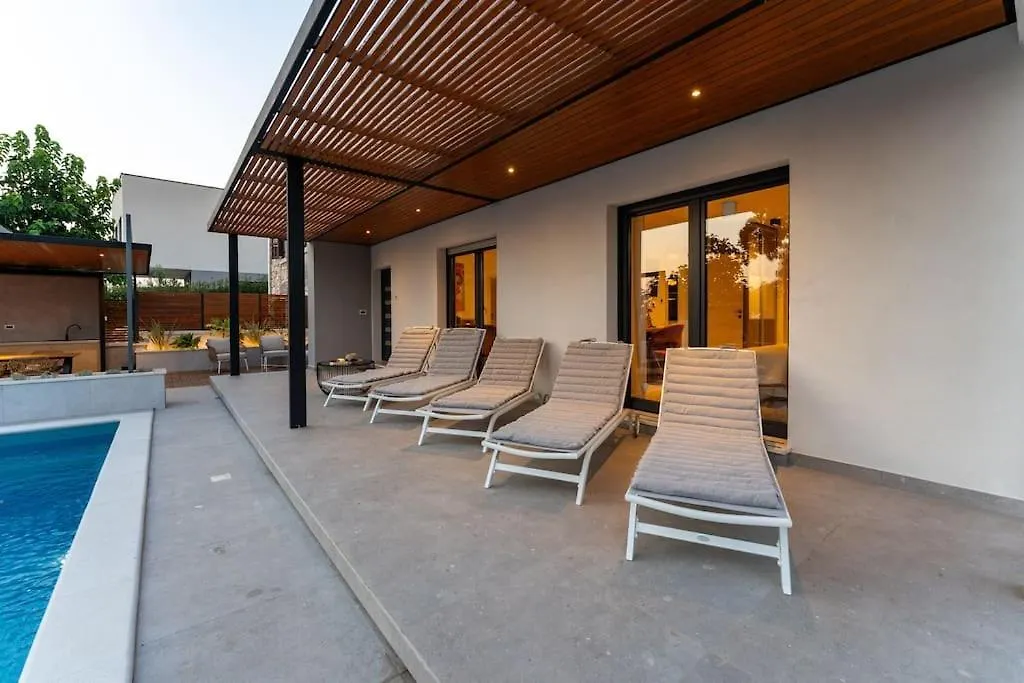 The Light On The Hill - 80M2 Luxury Apartment With Private Pool Vinkuran 0*,  Croatia