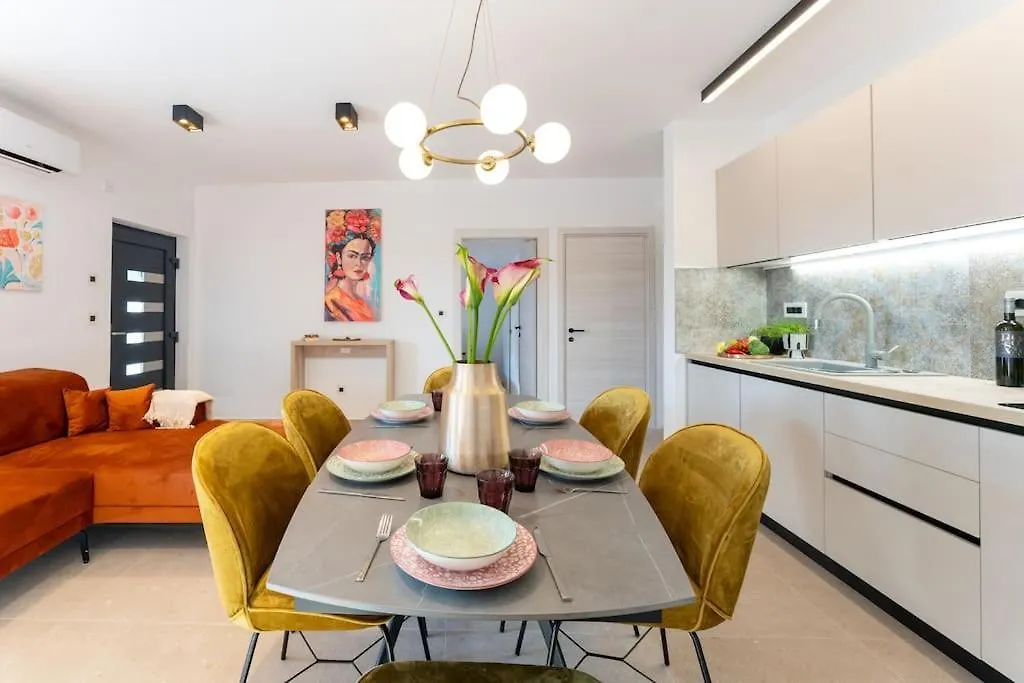 The Light On The Hill - 80M2 Luxury Apartment With Private Pool Vinkuran