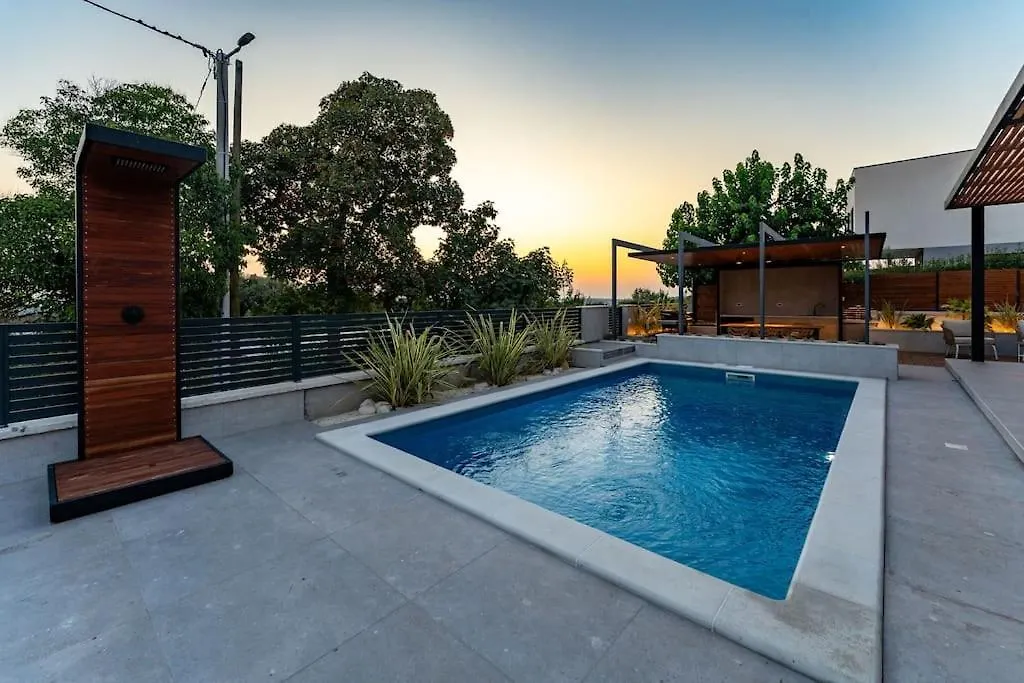 The Light On The Hill - 80M2 Luxury Apartment With Private Pool Vinkuran Croatia
