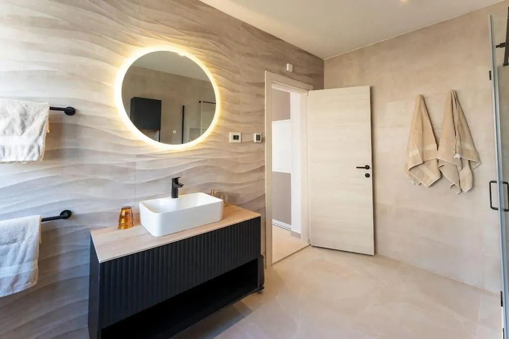 The Light On The Hill - 80M2 Luxury Apartment With Private Pool Vinkuran