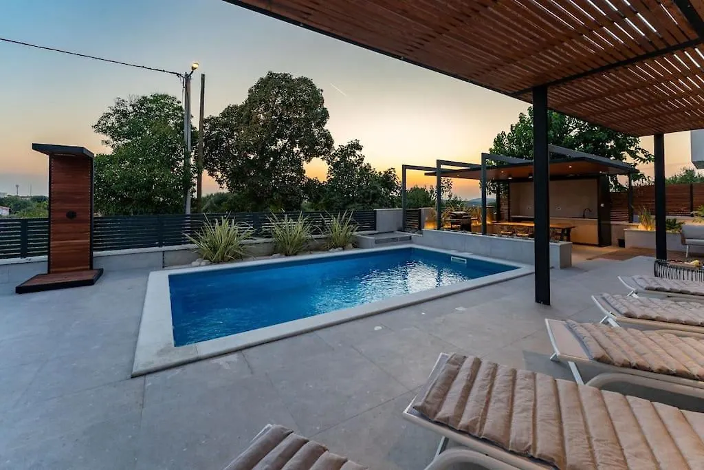 The Light On The Hill - 80M2 Luxury Apartment With Private Pool Vinkuran